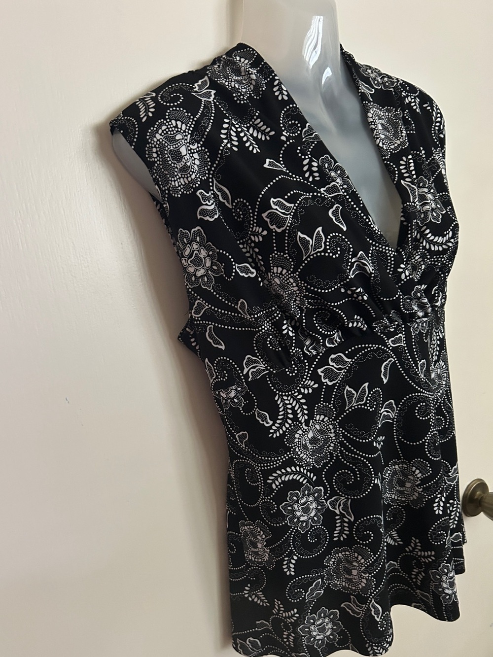 Black & White Floral V-Neck Sleeveless Tank Top